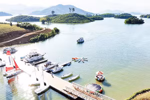 Bến du thuyền tại Flamingo Maison 108 đưa du khách trải nghiệm trên hồ, mở ra các hoạt động du ngoạn và khám phá cảnh quan hồ Núi Cốc. (Ảnh: THẾ BÌNH)