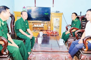 Đảng viên Đồn Biên phòng Thanh Hòa xuống địa bàn nắm tình hình ở hộ gia đình mình phụ trách.