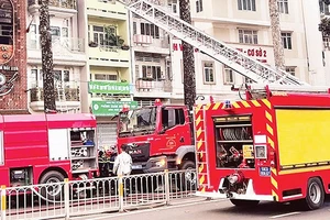 Hiện trường vụ cháy cơ sở kinh doanh trên đường Trần Hưng Đạo làm bốn người chết.