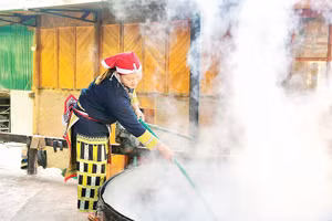 Mô hình tắm lá thuốc của người Dao xã Tả Phìn mang lại thu nhập ổn định cho chị em phụ nữ.