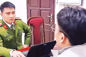 Đại úy Nguyễn Hữu Dũng đấu tranh khai thác đối tượng liên quan các vụ án tội phạm công nghệ cao.