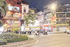 Một góc phố ẩm thực đêm Phan Xích Long (phường Cầu Kiệu).