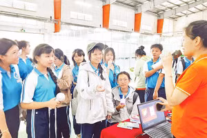 Học sinh Trường THCS Nguyễn Gia Thiều trải nghiệm tư vấn hướng nghiệp thực tế tại Trường cao đẳng Công nghệ cao Đồng An.