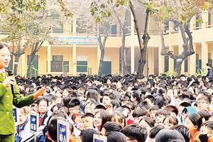 Công an Thành phố Hà Nội phối hợp chặt chẽ với các nhà trường trong hoạt động an ninh trường học, tuyển sinh đầu cấp, bảo đảm quyền lợi cho học sinh.