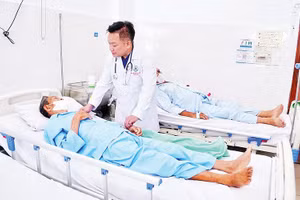 Tiến sĩ, bác sĩ Nguyễn Duy Tân thăm hỏi bệnh nhân Võ Hoành sau ca mổ.