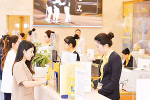 Quý I/2026, vốn tín dụng vào hoạt động sản xuất, kinh doanh tại Thành phố Hồ Chí Minh tiếp tục tăng trưởng (Ảnh: Khách hàng giao dịch tại Ngân hàng thương mại cổ phần Nam Á)