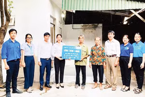 Đoàn Thanh niên xã Quảng Bị trao tặng công trình “Ngôi nhà 1.000 đồng”cho gia đình ông Nguyễn Hữu Thanh.