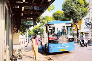Trạm dừng xe buýt trên đường Quang Trung, phường Gò Vấp.