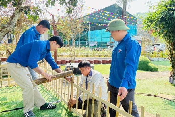 Xây dựng sân chơi cho trẻ nhỏ ở xã Cam Phục, tỉnh Nghệ An, mô hình Học và làm theo gương Bác.