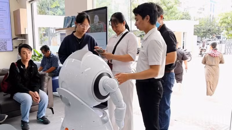 Thành phố Hồ Chí Minh dùng robot AI giúp việc để phục vụ người dân 