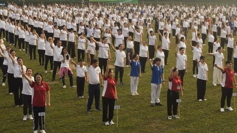 Gần 2.000 người dân Thành phố tham dự đồng diễn dưỡng sinh. 