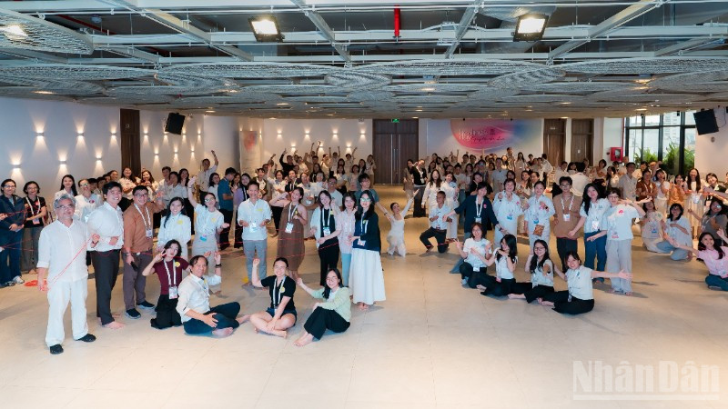 Các bạn trẻ đang cùng nhau thực hành việc kết nối và sẻ chia. 