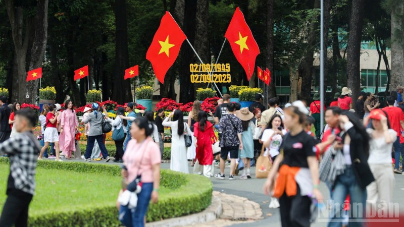 Người dân Thành phố Hồ Chí Minh rộn ràng đón tết Độc Lập 