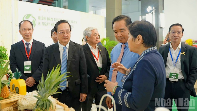Các đại biểu tham dự Diễn đàn.