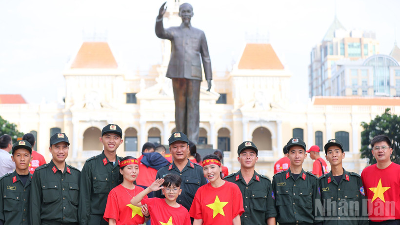 Người dân Thành phố Hồ Chí Minh cùng các lực lượng công an tự hào tham dự sự kiện.