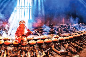 Những niêu cá kho Nhân Hậu chuẩn bị hoàn thành.