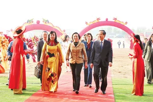 Các đại biểu dự khởi công Dự án đầu tư phát triển kết cấu hạ tầng Khu công nghiệp Quế Võ II- giai đoạn 2.