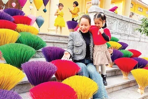 Trưng bày tăm hương làng nghề phục vụ các em học sinh trải nghiệm dịp áp Tết ở Bảo tàng Hải Phòng.