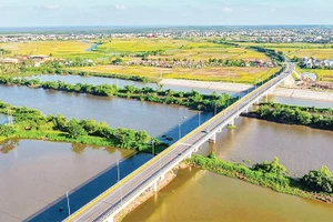 Hệ thống cầu vượt sông trên tuyến đường bộ ven biển tỉnh Hưng Yên.