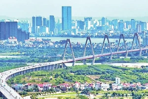 Cầu Nhật Tân, Hà Nội. (Ảnh QUANG THÁI)