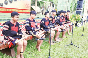 Các thiếu niên người Ê Đê ở Đắk Lắk biểu diễn diễn tấu Ching kram.