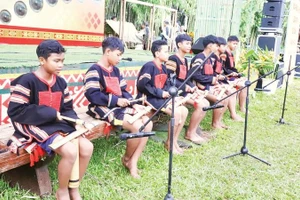 Các thiếu niên người Ê Đê ở Đắk Lắk biểu diễn diễn tấu Ching kram.