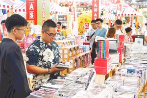 Lễ hội Đường sách Tết Bính Ngọ thu hút đông đảo bạn đọc, du khách tham quan.