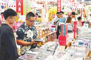 Lễ hội Đường sách Tết Bính Ngọ thu hút đông đảo bạn đọc, du khách tham quan.