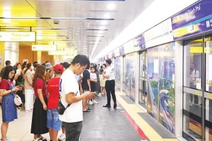 Hành khách lựa chọn đi tuyến metro số 1 Bến Thành-Suối Tiên như phương tiện quen thuộc mỗi ngày.