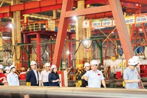 Ngay sau chương trình khai Xuân, lãnh đạo Công ty cổ phần cơ khí thương mại Đại Dũng cùng đại biểu đã xuống xưởng sản xuất để động viên người lao động trong ngày làm việc đầu tiên sau kỳ nghỉ Tết Nguyên đán Bính Ngọ 2026.