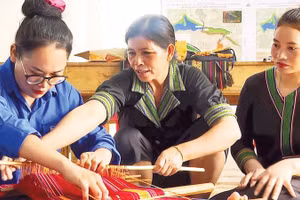 Nghệ nhân H'Yon (giữa) tỉ mỉ truyền dạy cho các học viên về cách tạo hoa văn trên nền thổ cẩm truyền thống của người M'nông bản địa.