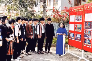 Giới thiệu lịch sử Đảng bộ tỉnh với học sinh các dân tộc tại không gian hội sách, báo.