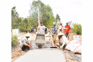 Đồng bào Khmer ở Bạc Liêu hăng hái làm đường nông thôn mới.