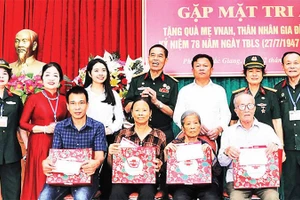 Ban Chấp hành Hội trao quà, sổ tiết kiệm tặng các thân nhân liệt sĩ. (Ảnh TRUNG ANH)