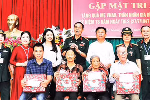 Ban Chấp hành Hội trao quà, sổ tiết kiệm tặng các thân nhân liệt sĩ. (Ảnh TRUNG ANH)