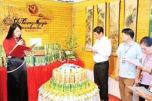 Hợp tác xã sản xuất, kinh doanh và dịch vụ tổng hợp Bình Thuận giới thiệu các sản phẩm chè tại Hội chợ xúc tiến thương mại. (Ảnh PHAN TRANG); 