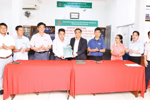 Phòng giao dịch Ngân hàng Chính sách xã hội Cư M’gar ký kết hợp đồng tín dụng và giải ngân vốn vay theo Quyết định số 29/2025/QĐ-TTg cho hộ ông Vũ Lê Mai ở tổ dân phố 8, xã Quảng Phú.