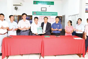 Phòng giao dịch Ngân hàng Chính sách xã hội Cư M’gar ký kết hợp đồng tín dụng và giải ngân vốn vay theo Quyết định số 29/2025/QĐ-TTg cho hộ ông Vũ Lê Mai ở tổ dân phố 8, xã Quảng Phú.