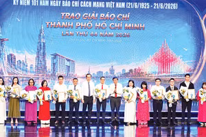 Trao giải cho các tác phẩm ở nhóm chủ đề phỏng vấn, tường thuật, ghi nhanh tại Lễ trao Giải Báo chí Thành phố Hồ Chí Minh lần thứ 44 (Ảnh MẠNH HẢO)