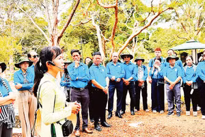 Chị Lê Thị Xuân Duyên thuyết minh cho đoàn khách tham quan Di tích lịch sử quốc gia đặc biệt Côn Đảo.