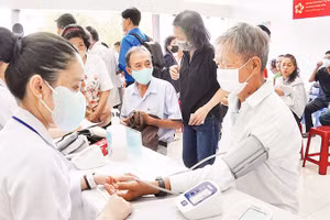 Khám sức khỏe cho người cao tuổi tại phường Xuân Hòa.