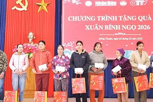 Những suất quà Tết ấm áp, yêu thương đến với những hoàn cảnh khó khăn ở phường Đồng Thuận, tỉnh Quảng Trị.