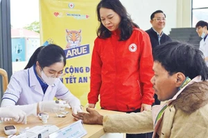 Khám bệnh miễn phí cho người dân miền núi xã Tây Giang trong Chương trình Tết nhân ái.