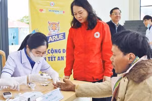 Khám bệnh miễn phí cho người dân miền núi xã Tây Giang trong Chương trình Tết nhân ái.