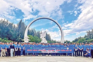 Người lao động Công ty TNHH Đóng tàu HD Hyundai Việt Nam viếng Khu Tưởng niệm chiến sĩ Gạc Ma. (Ảnh THÁI VŨ)