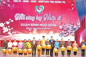 Các đồng chí lãnh đạo tỉnh Quảng Trị tặng quà Tết cho hộ nghèo tại chương trình “Nối vòng tay nhân ái”.