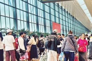 Hành khách tại nhà ga T3 sân bay Tân Sơn Nhất dịp cận Tết.