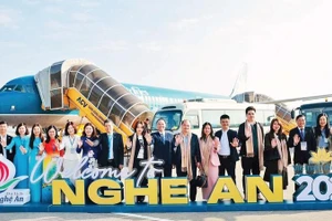 Đón du khách và chuyến bay đầu tiên ngay sau khi hoàn thành việc nâng cấp Cảng hàng không quốc tế Vinh.