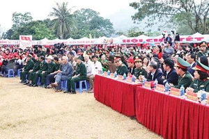 Đông đảo nhân dân đến tham dự chương trình. (Ảnh ĐÌNH PHƯỢNG)