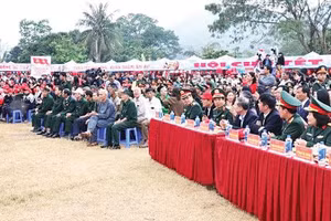 Đông đảo nhân dân đến tham dự chương trình. (Ảnh ĐÌNH PHƯỢNG)